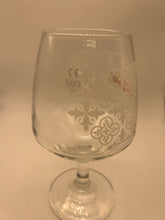Load image into Gallery viewer, Cruzcampo 20oz nucleated pint glass

